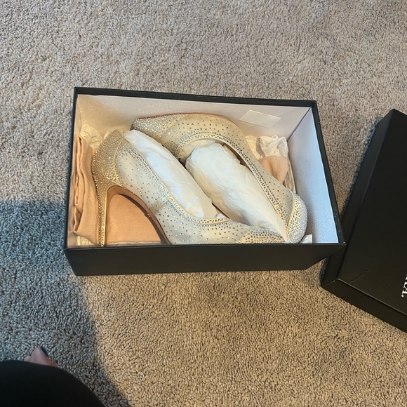 Badgley Mischka Glittering champagne colored Heels - Picture 3 of 7